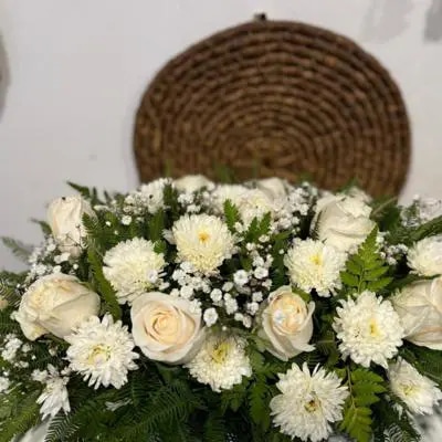 cubre urna 30 rosas blancas- Elegancia y respeto