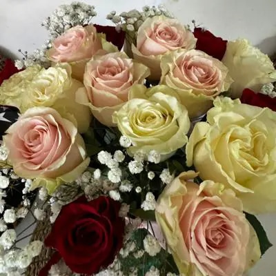 florero 15 rosas mixtas- Detalle Elegante y Delicado