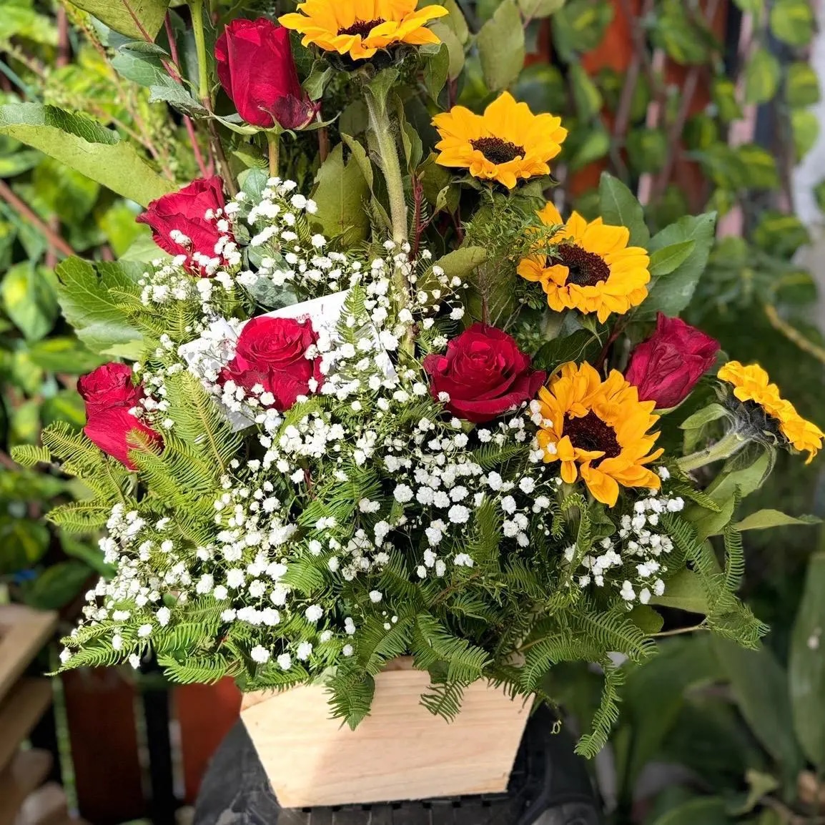 🌼 Ramo Premium Rosas y Girasoles en Base
