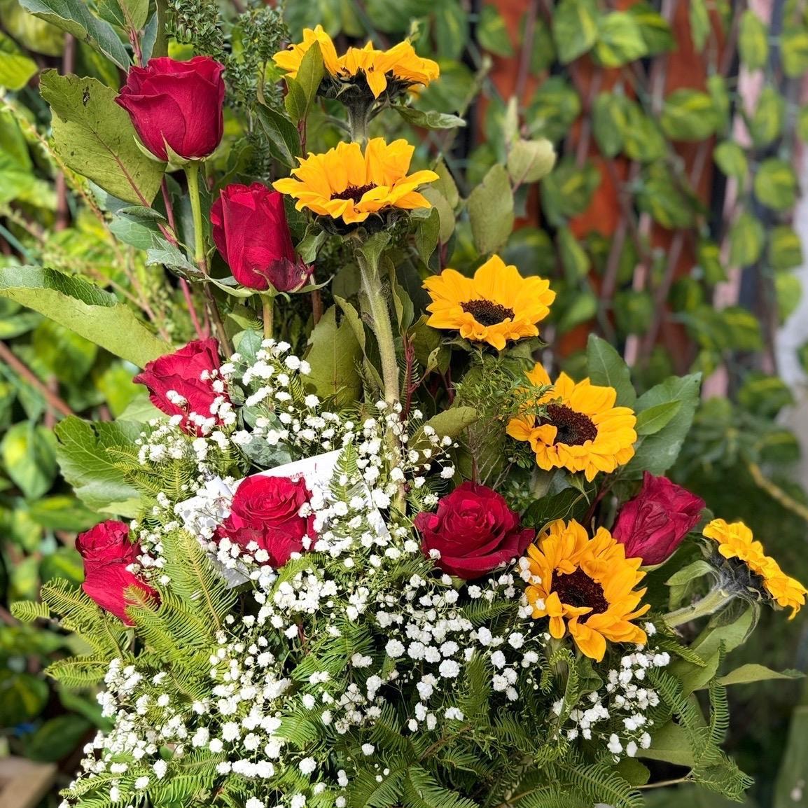 🌼 Ramo Premium Rosas y Girasoles en Base - Imagen 2
