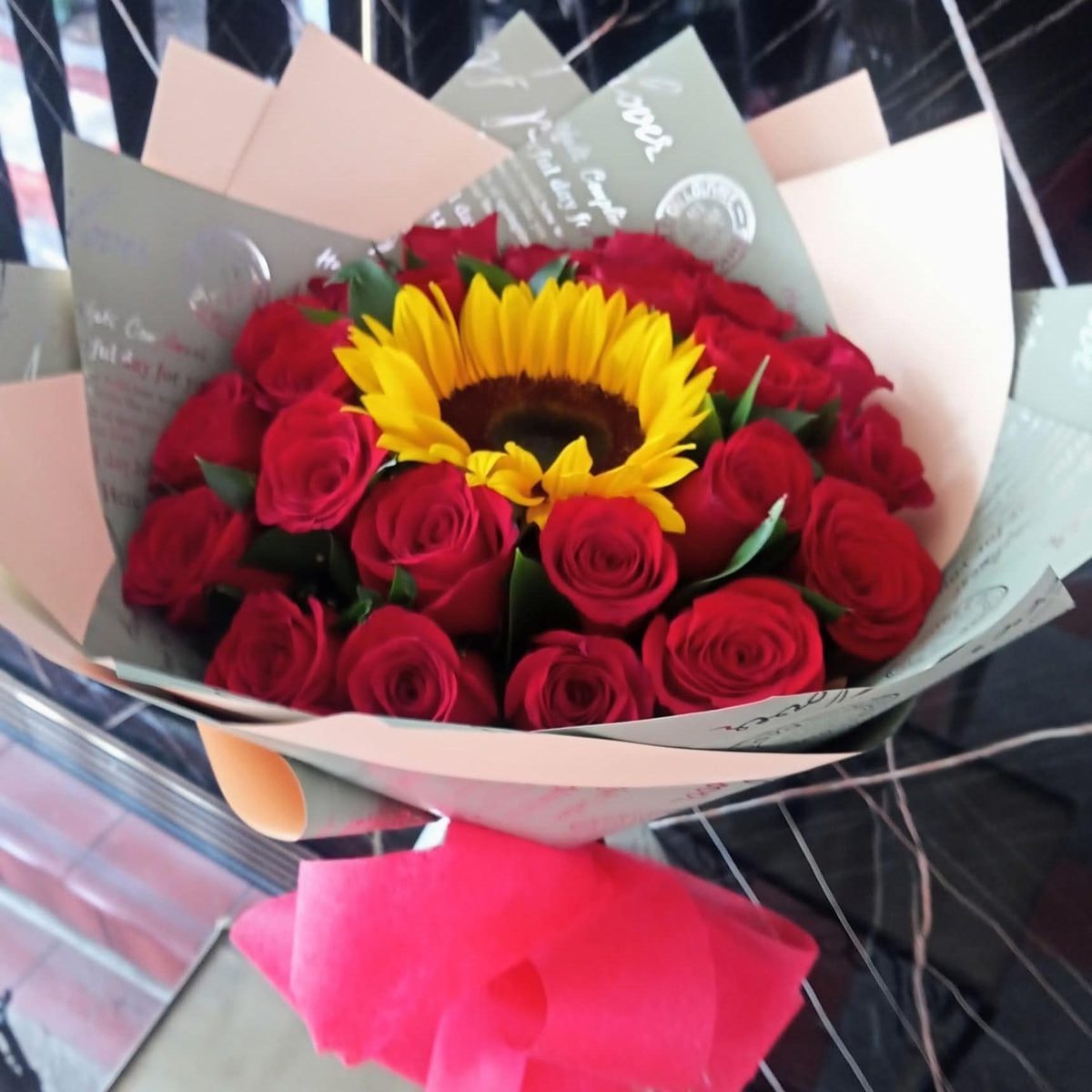 Girasol en rosas - Imagen 1