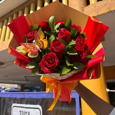 Ramo de 10 rosas rojas con mariposa