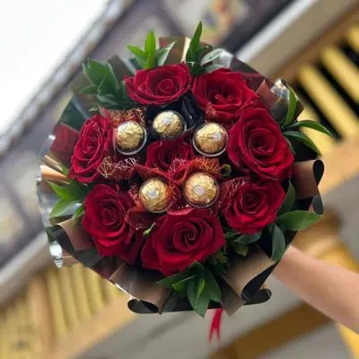 Ramo de rosas rojas y chocolates