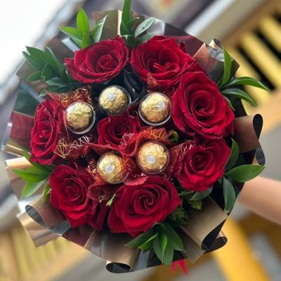 Ramo de rosas rojas y chocolates - Imagen 2