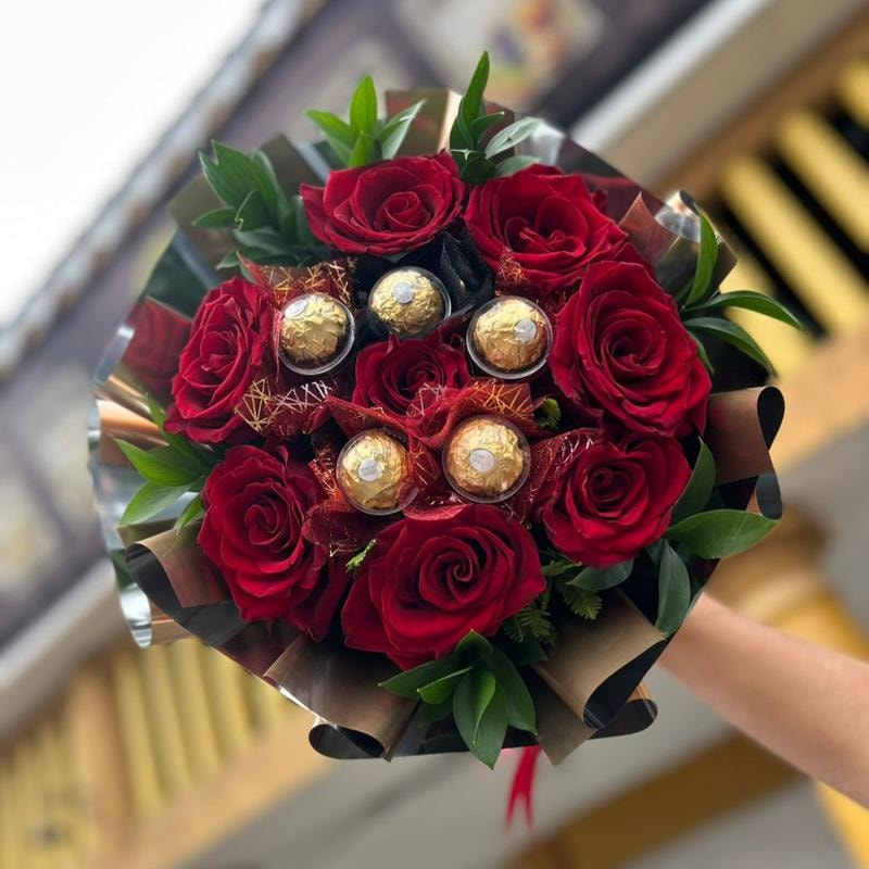 Ramo de rosas rojas y chocolates - Imagen 1