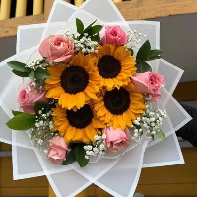 Ramo de girasoles y rosas rosadas