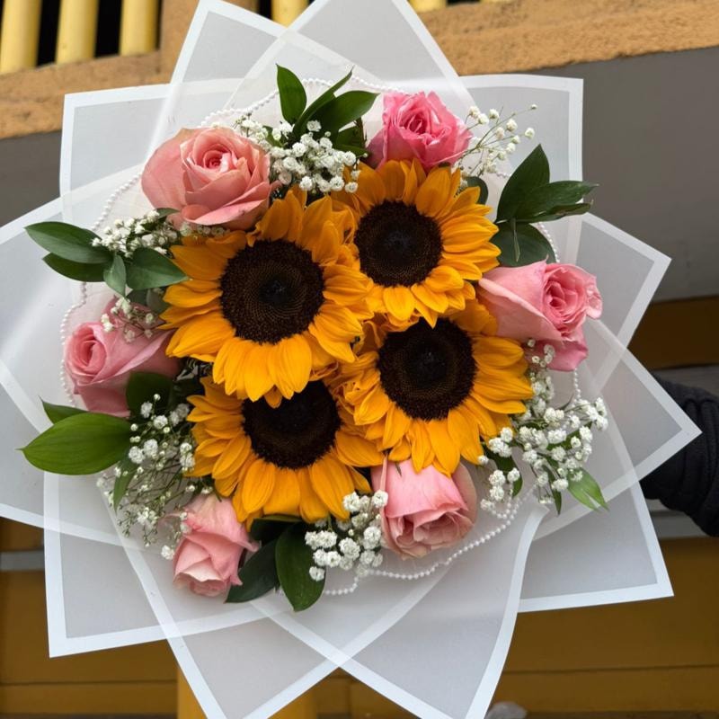 Ramo de girasoles y rosas rosadas - Imagen 1