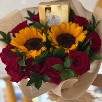 Ramo de rosas, girasoles y bombones