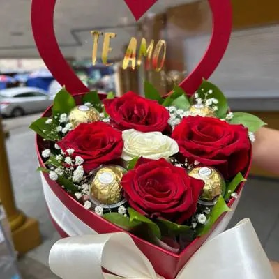 Caja decorativa con rosas y bombones