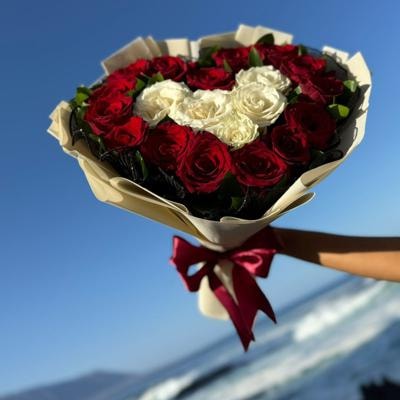 Ramo de rosas en forma de corazón - Imagen 3