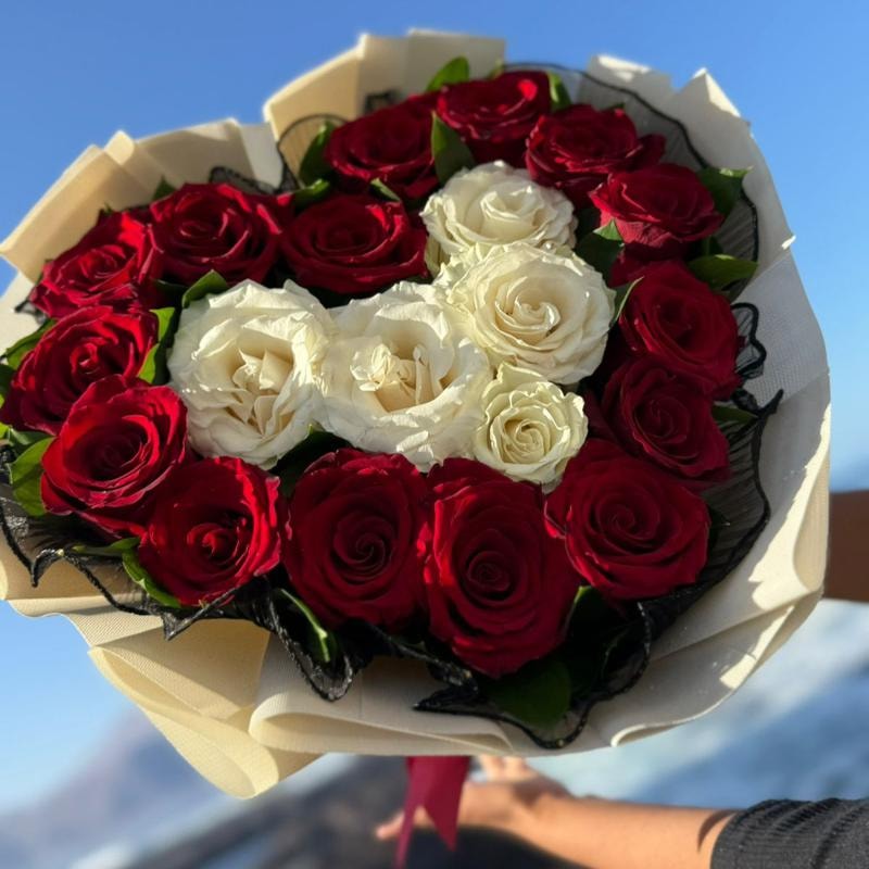 Ramo de rosas en forma de corazón - Imagen 1