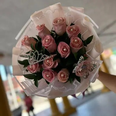 Ramo de rosas rosadas perladas