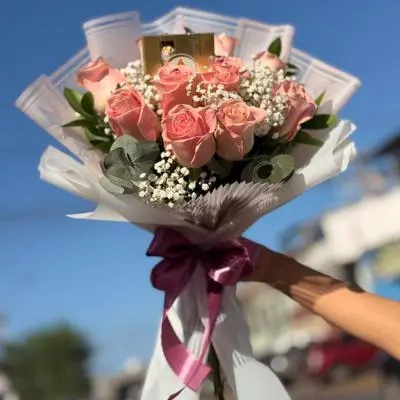 Ramo de rosas con chocolates
