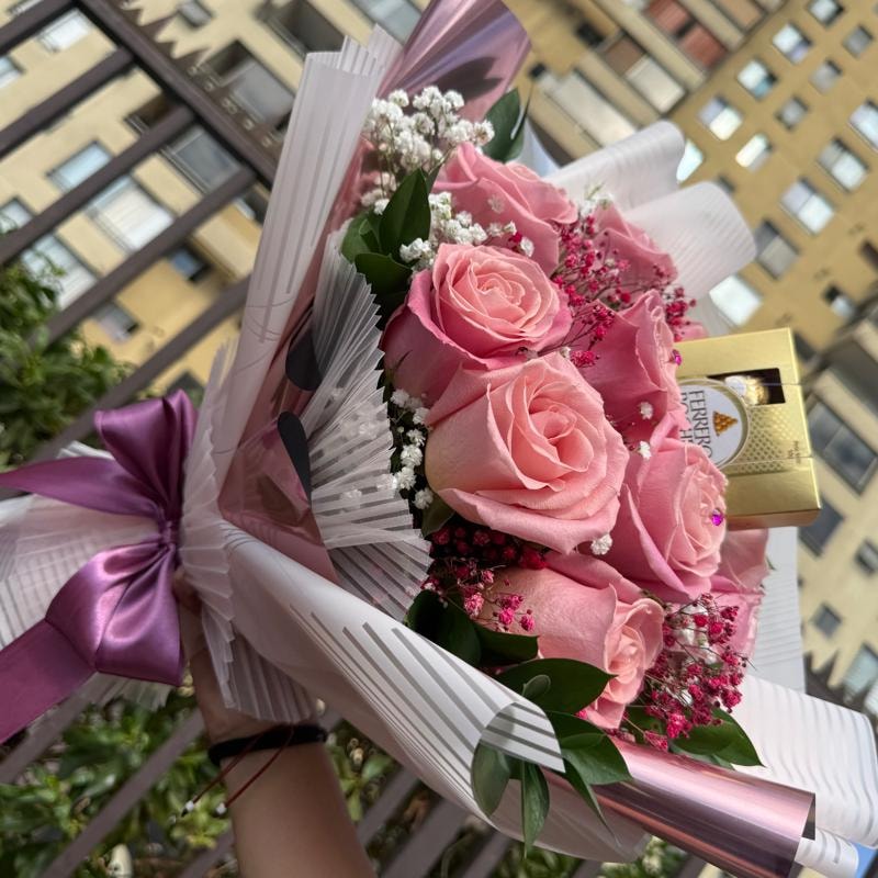 Ramo de rosas con chocolates - Imagen 1