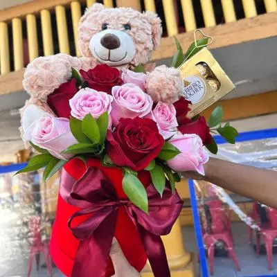 Caja de rosas, peluche y chocolates