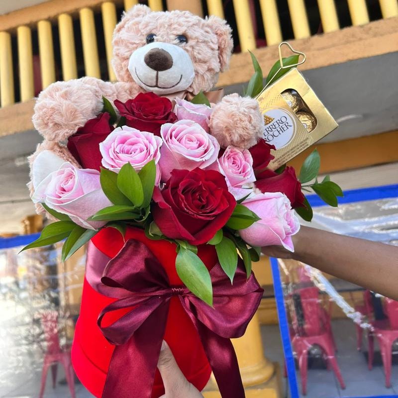Caja de rosas, peluche y chocolates - Imagen 1