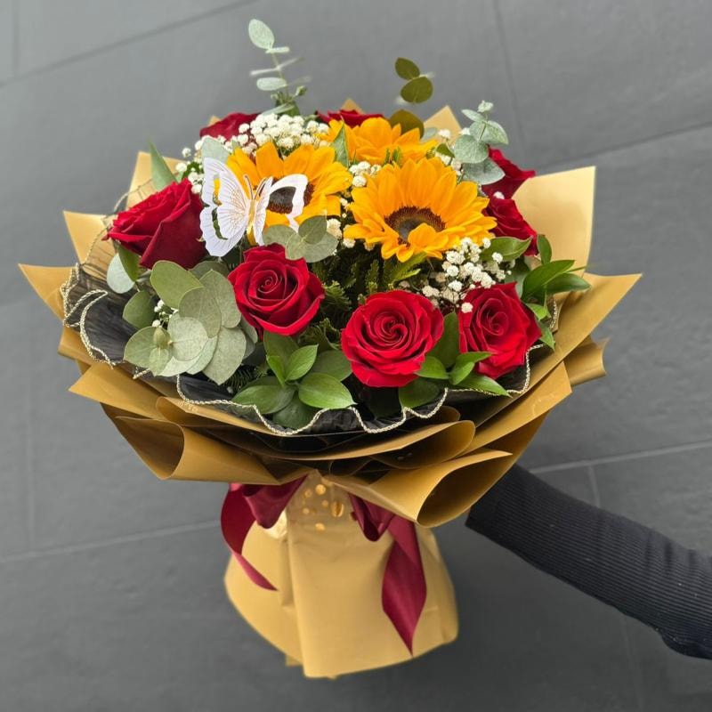 Ramo de rosas y girasoles - Imagen 2