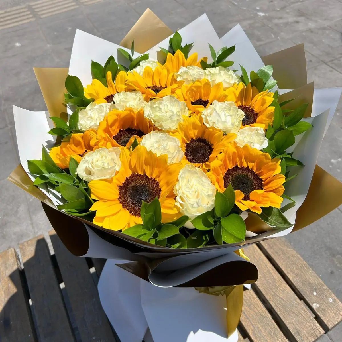 Ramo buchón en base con girasoles y rosas