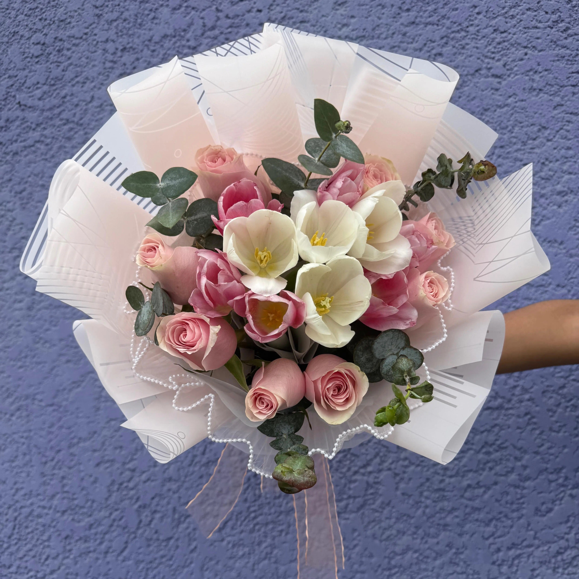 Ramo de rosas y tulipanes