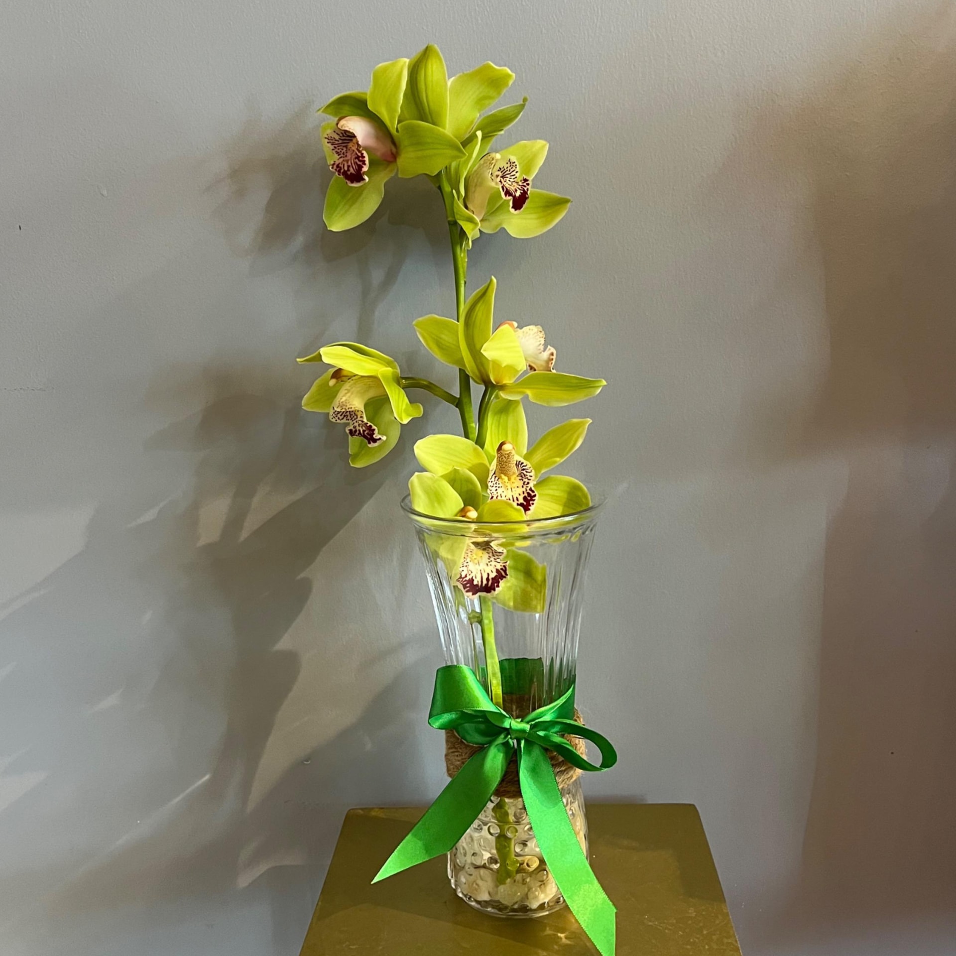 Orquídea floral en florero - Imagen 1
