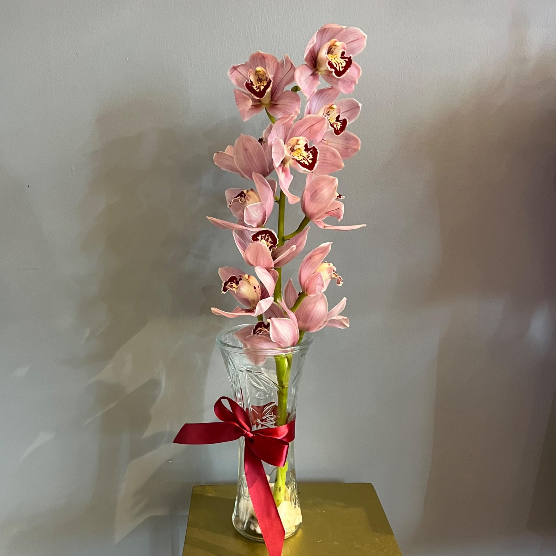 Orquídea floral en florero - Imagen 1