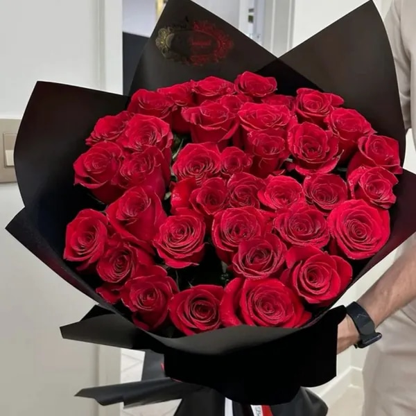 Bouquet - 50 Rosas Rojas (Papel Negro)