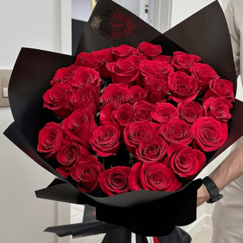 Bouquet de 50 rosas ROJAS (Papel Negro). - Imagen 1
