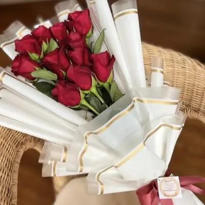 Bouquet 12 rosas ROJAS (Papel Blanco).