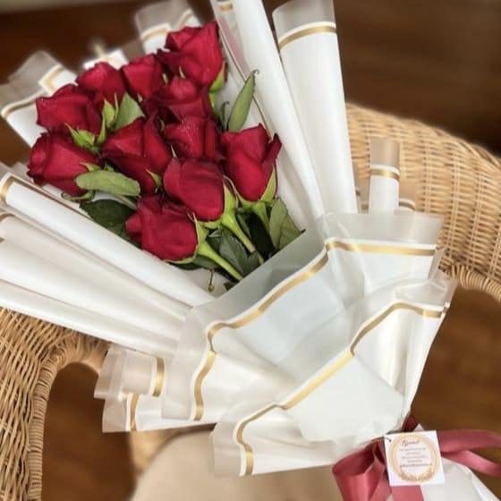 Bouquet - 12 Rosas Rojas (Papel Blanco) - Imagen 1