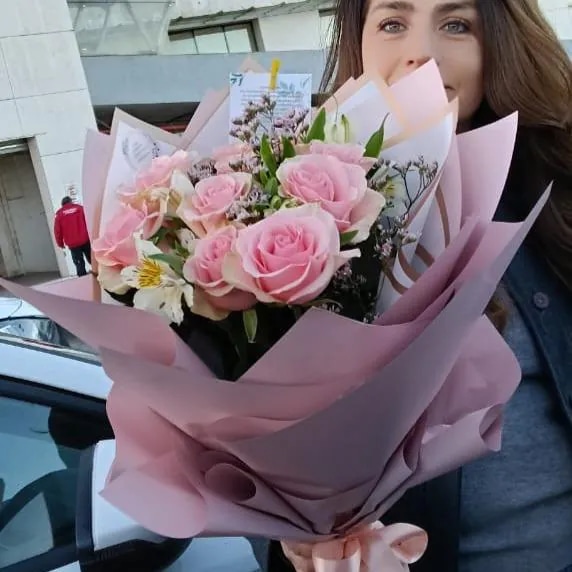Ramo Cono rosas romantico