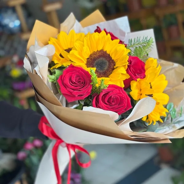 Ramo de Rosas y Girasoles