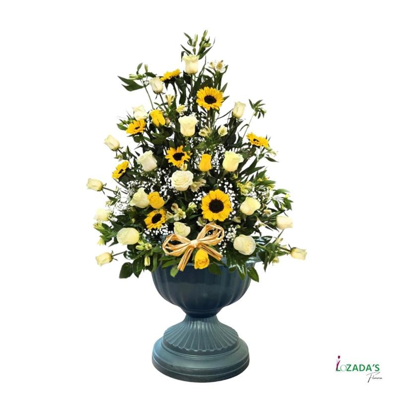 Copa con Girasoles y Rosas Blancas - Imagen 1