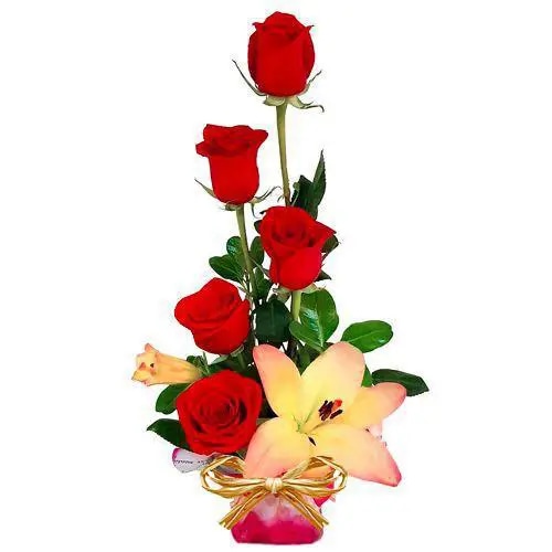 Belleza - Arreglo de 5 Rosas Rojas y 1 Flor de Lilium