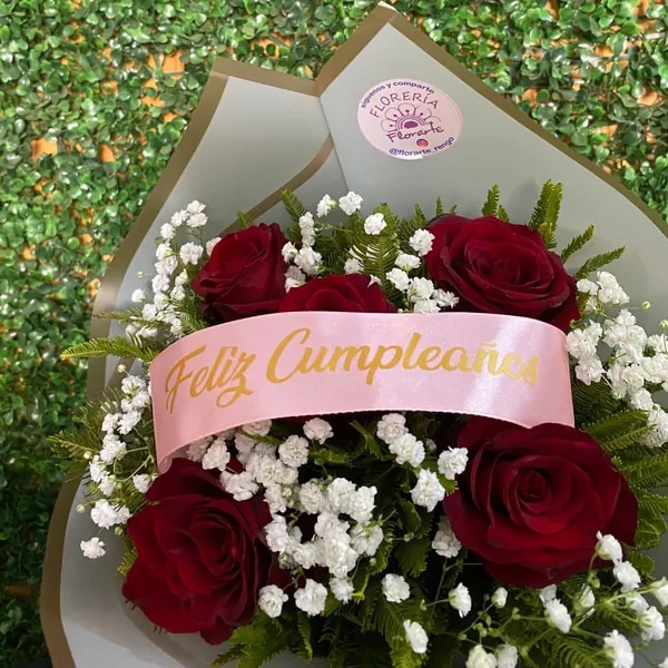 Ramo con 5 rosas rojas Cinta Feliz Cumpleaños