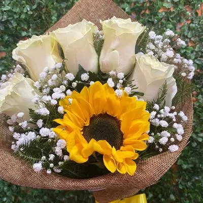 Ramo 5 rosas blancas 1 girasol