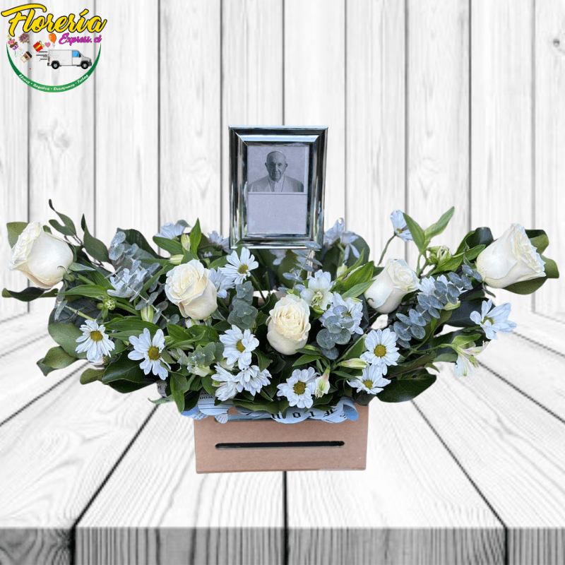 Arreglo condolencias 5 rosas y portaretrato - Imagen 1