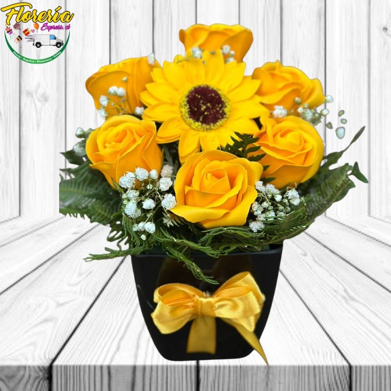 Arreglo de 6 rosas y 1 girasol de jabon - Imagen 1