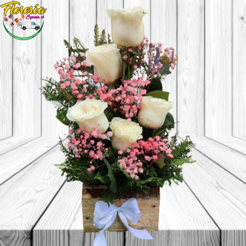 ARREGLO DE 5 ROSAS, FOLLAJE E ILUMINACION - Imagen 1