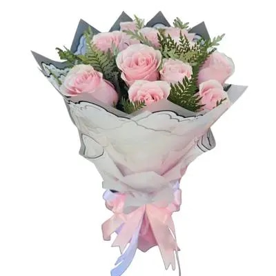 Ramo buchon de 12 rosas ecuatorianas y linda envoltura