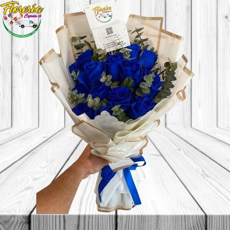 RAMO 15 ROSAS AZULES, FOLLAJE Y BELLA ENVOLTURA - Imagen 1