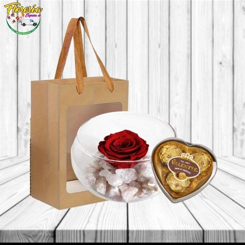Rosa Preservada en pecera con bombones corazon Valentte - Imagen 1